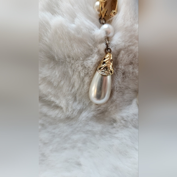 Vintage Gold and Pearl Clip On Earrings - Picture 3 of 6